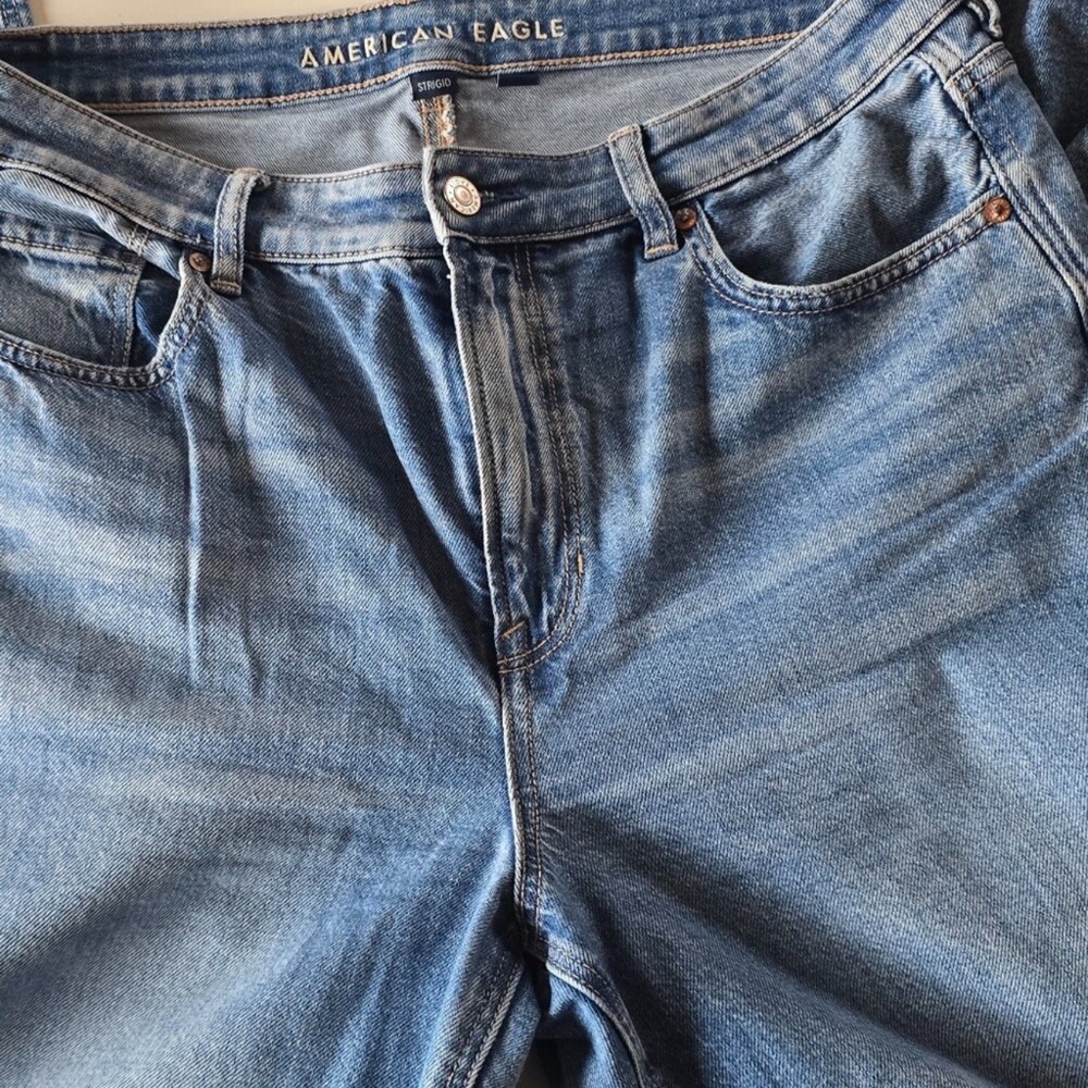 American Eagle Outfitters Light Wash Distressed Straight Leg Jeans - Picture 3 of 10